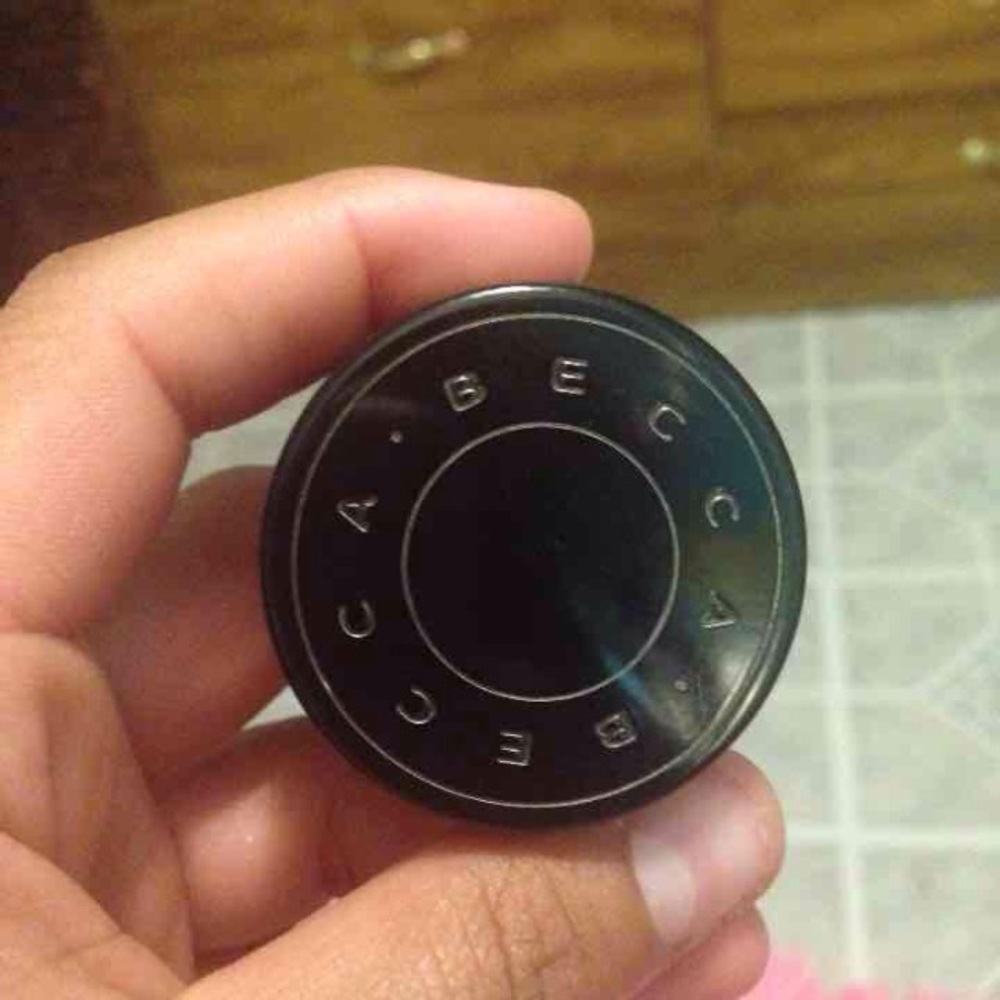 Becca concealer in Honeycomb