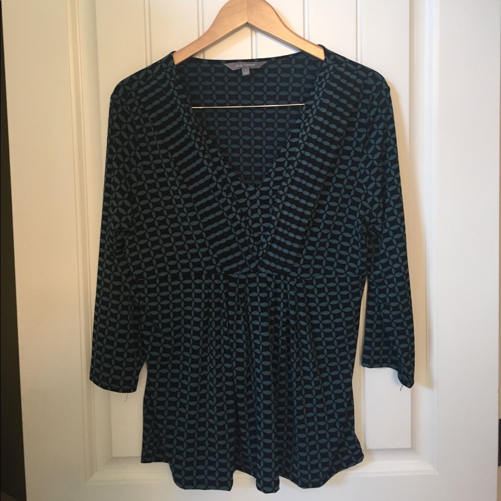 Like new condition V-neck 3-quarter length shirt