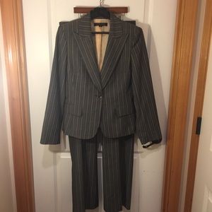 Women's Anne Klein grey pinstriped pant suit sz 8