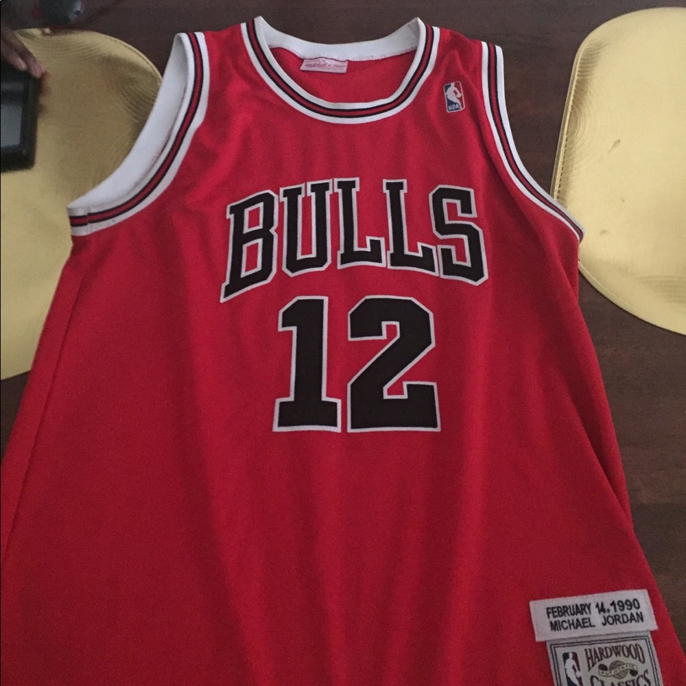 mitchell & ness medium authentic MJ #12 NBA jersey
