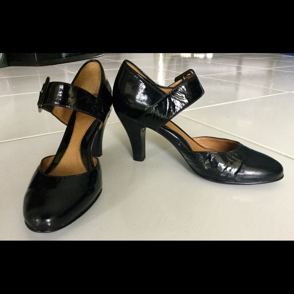 Sofft leather black patent heel.
