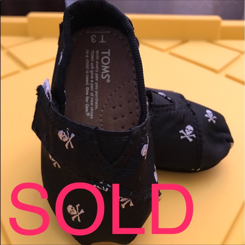 Black Toms with skulls sz T3