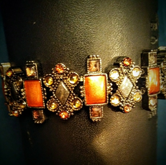 💲GORGEOUS JEWELED BRACELET NWOT - Picture 2 of 3