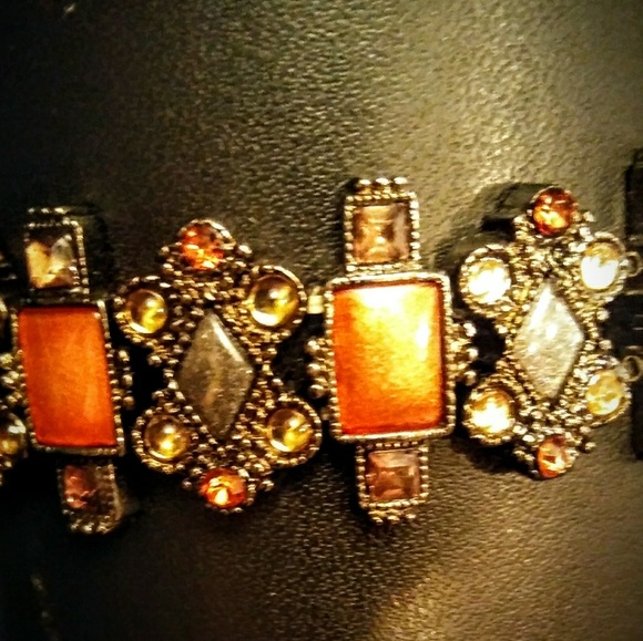 💲GORGEOUS JEWELED BRACELET NWOT - Picture 3 of 3