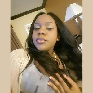 Meet your Posher, Dee-dee