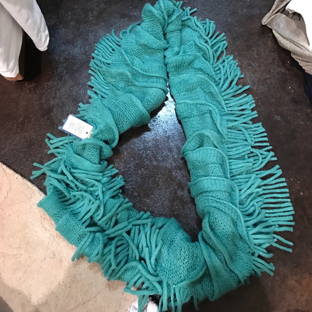 Super cute scarf!
