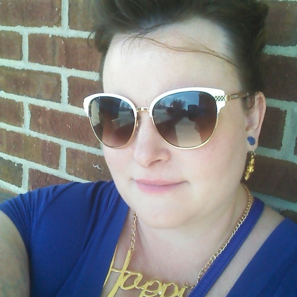 Meet Your Posher! - Picture 5 of 5