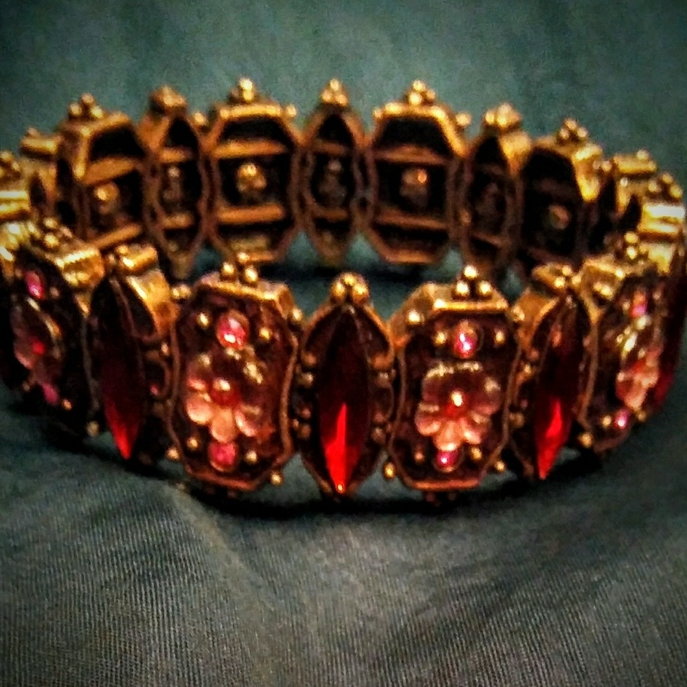 💲STUNNING JEWELED BRACELET PINKS AND REDS NWOT