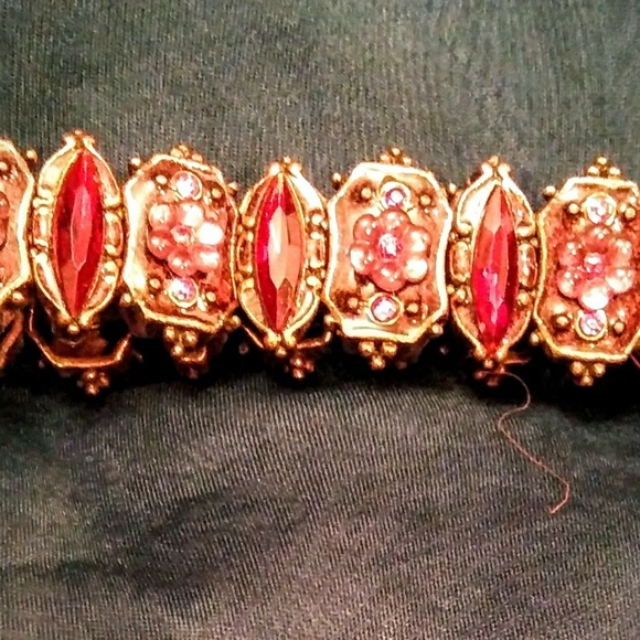 💲STUNNING JEWELED BRACELET PINKS AND REDS NWOT - Picture 4 of 4