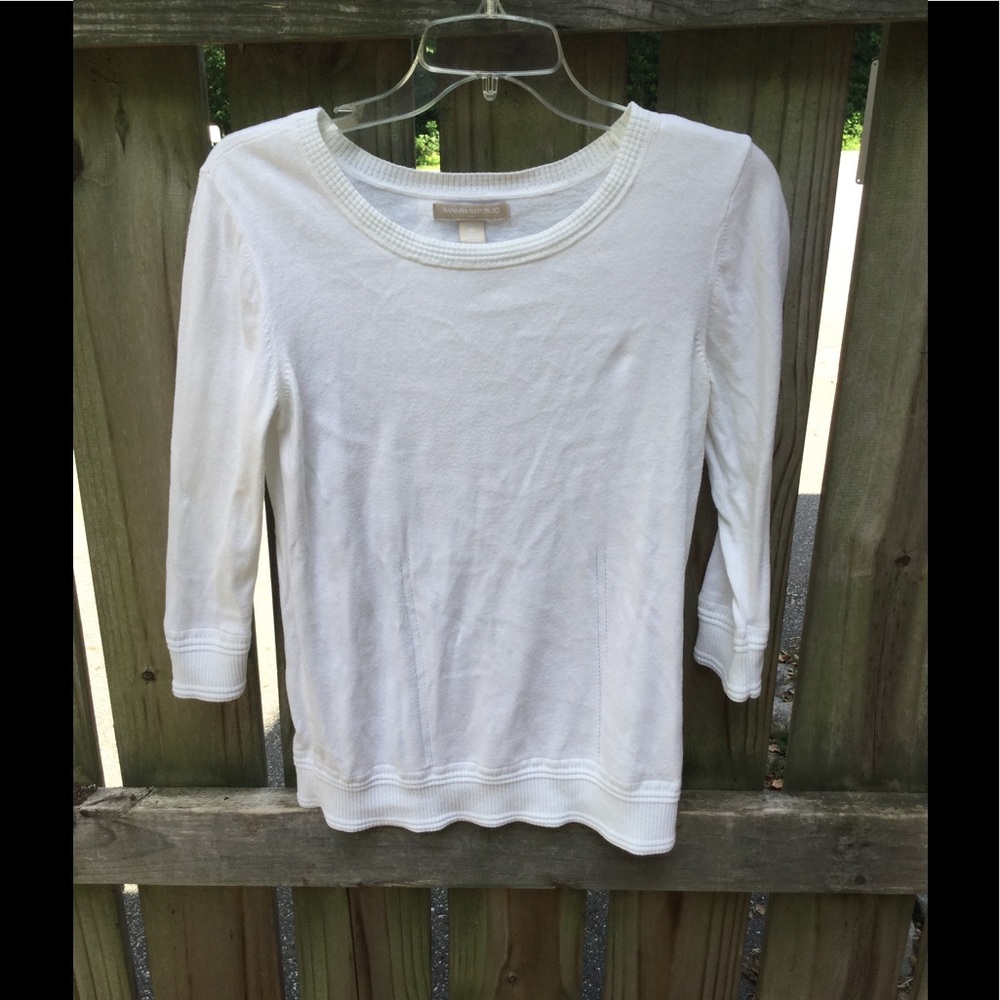 Off white lightweight sweater. Banana Republic.