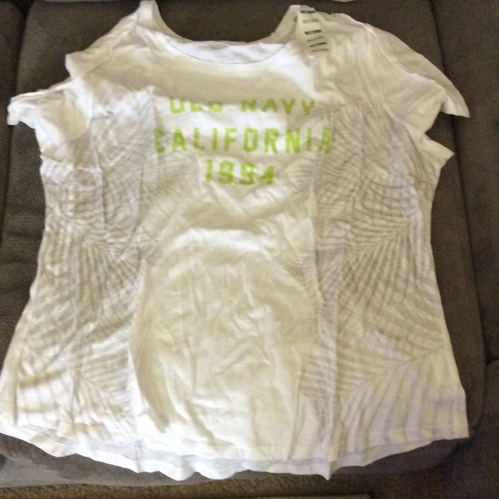 White old navy t shirt