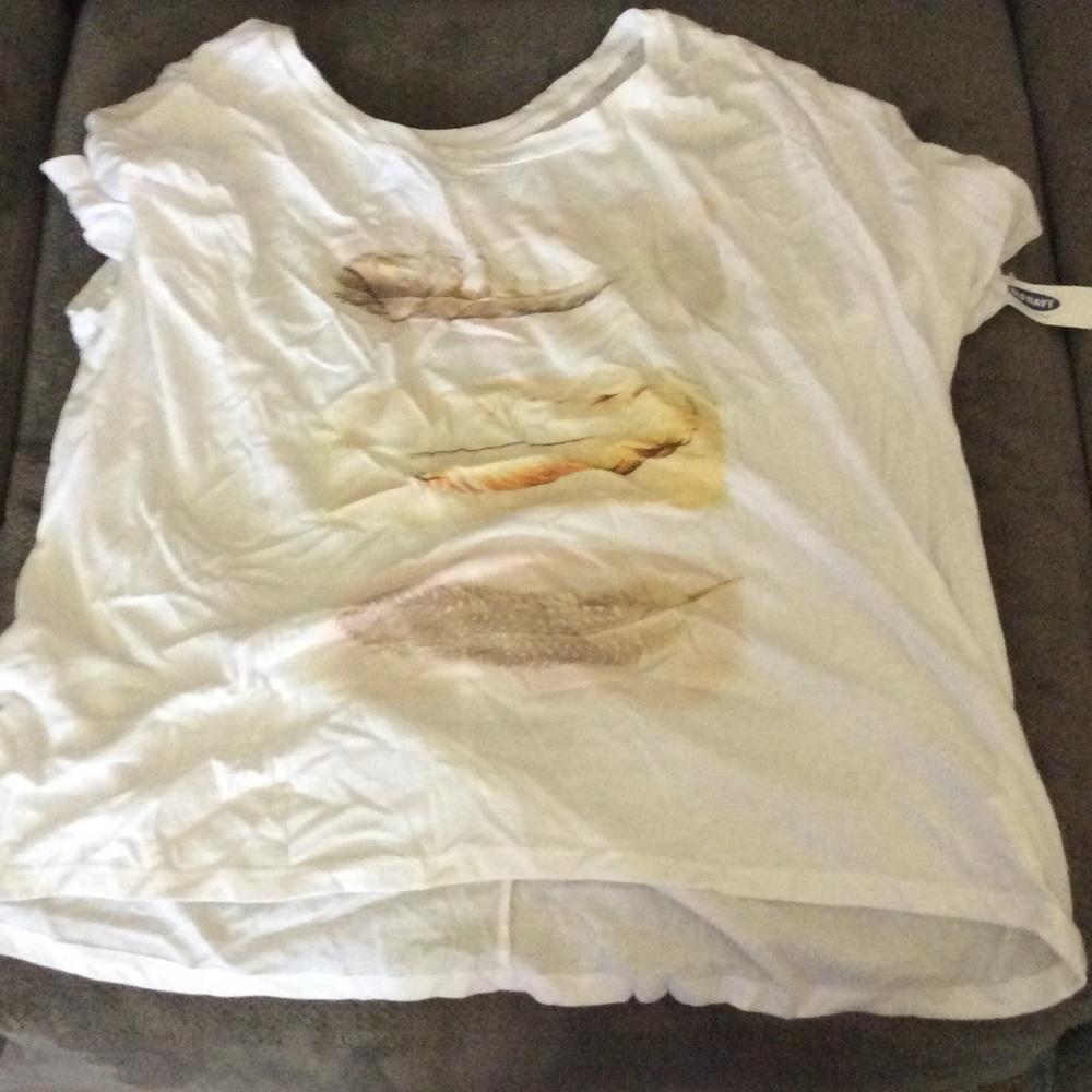 White t shirt with feathers