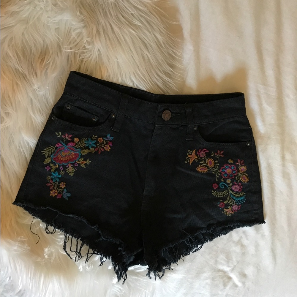 BDG embroidered high rise "DREE" short 💗