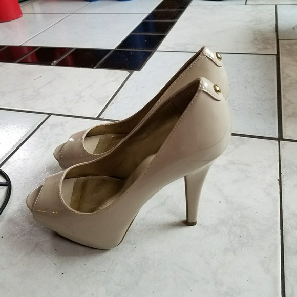 Taupe worn once Guess high heels - Picture 3 of 7