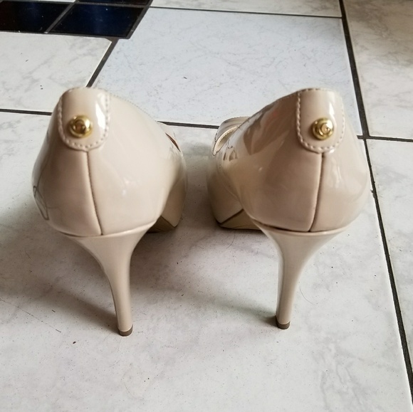 Taupe worn once Guess high heels - Picture 4 of 7
