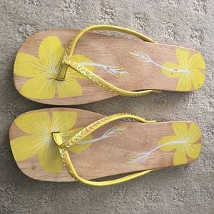 Real wooden hibiscus flip flops!