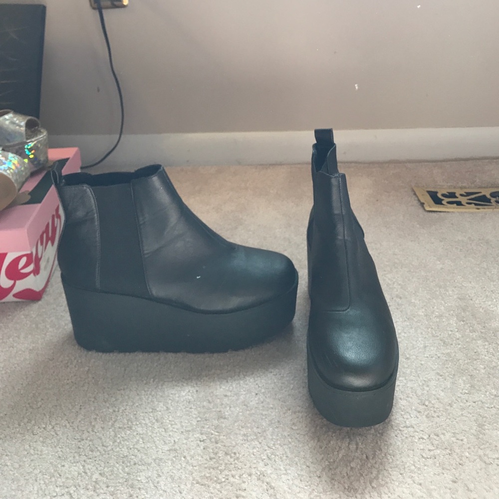 Black Missguided platform Chelsea boots