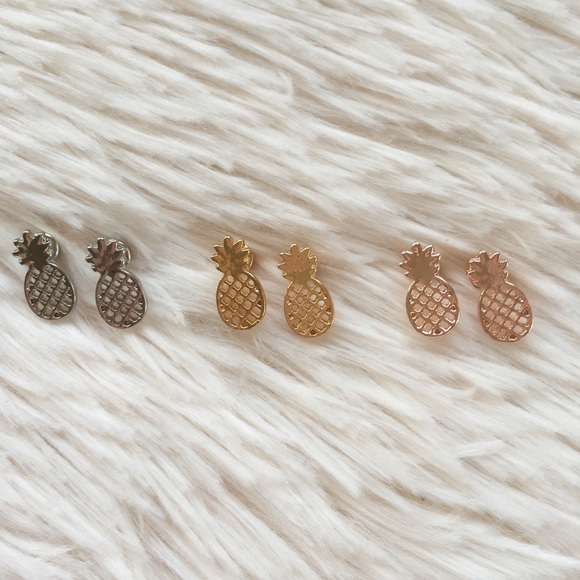 "Bri" Gold Pineapple Studs 🌸 - Picture 4 of 5