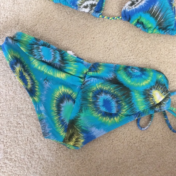 Split Bikini - Picture 2 of 3