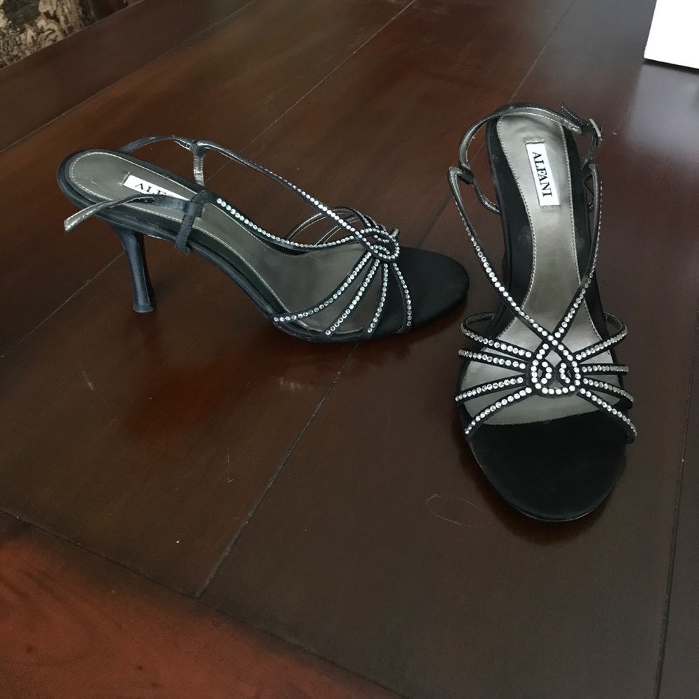 NWT Black heels