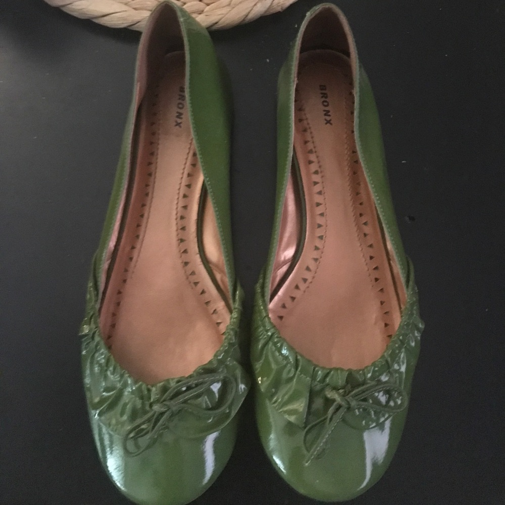 SALE!!  green patent leather flats, size 39 (9)