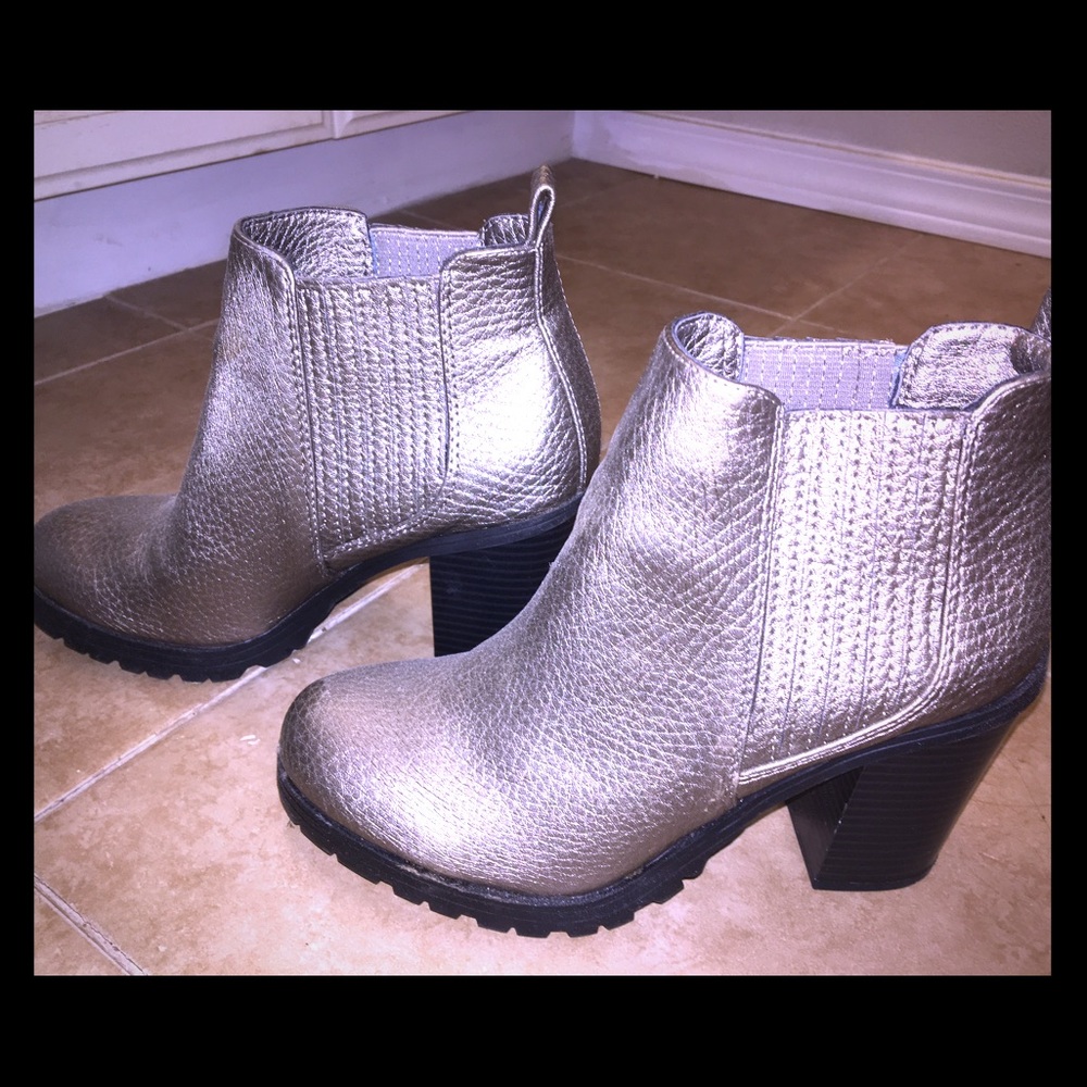 6.5 Sam & Libby booties... metallic silver-ish