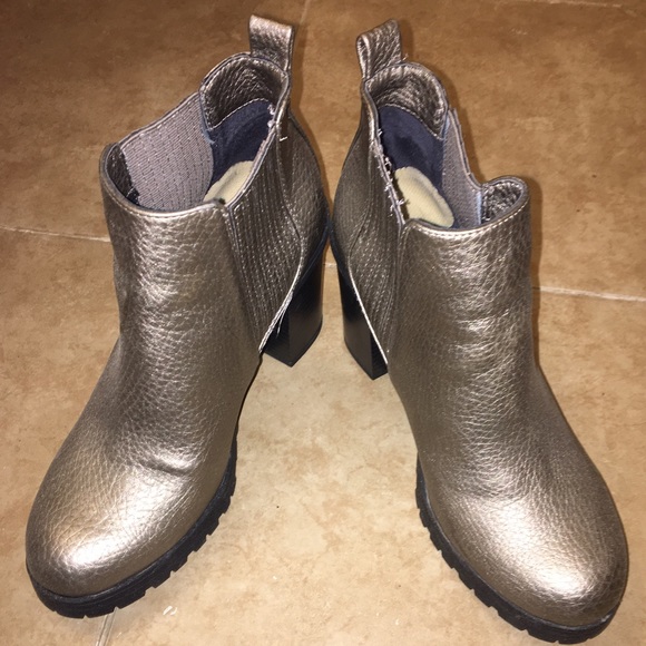6.5 Sam & Libby booties... metallic silver-ish - Picture 2 of 4