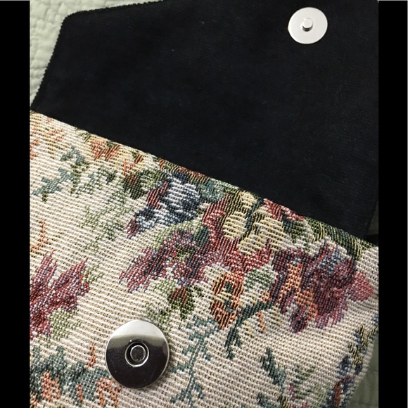 🌺🌺The Small Messenger Bag🌺🌺 - Picture 4 of 7