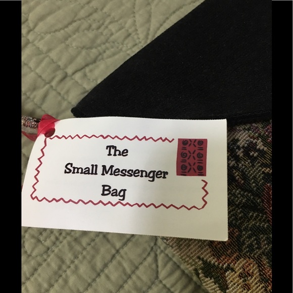 🌺🌺The Small Messenger Bag🌺🌺 - Picture 6 of 7