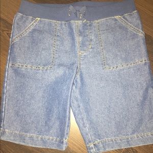 This item of clothing is mid thigh shorts for kids