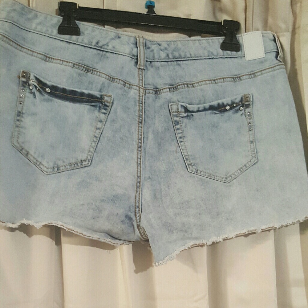 Shorts - Picture 2 of 3
