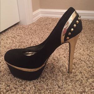 G by Guess pumps