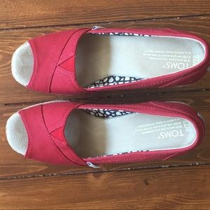 TOMS brick red wedges