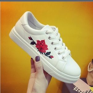 Flower embroidered shoes