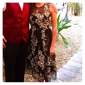 Black/white embroidered floral dress, sweetheart