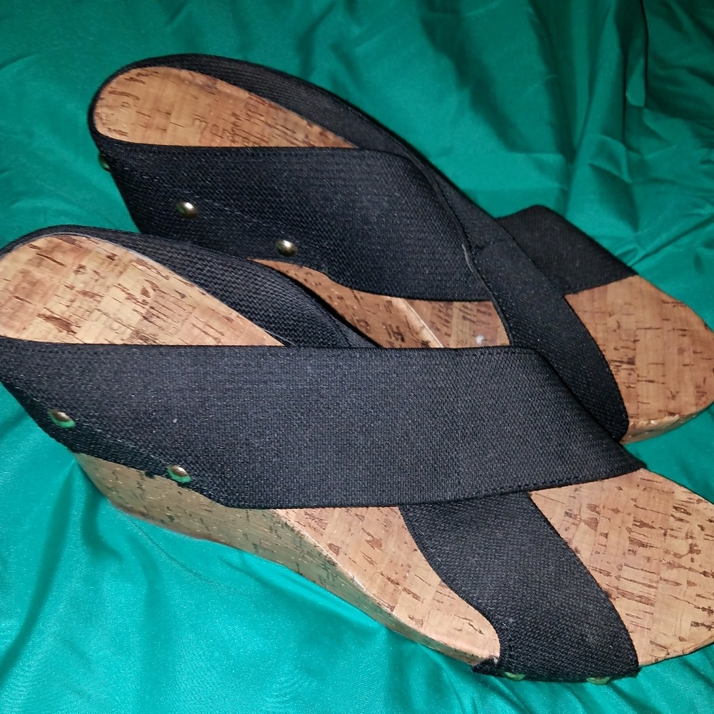 Black wedges
