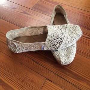 Brand new white TOMS