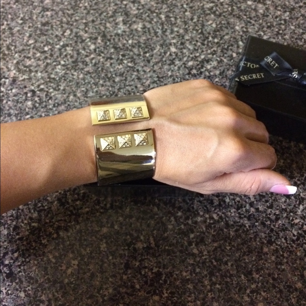Victoria secret Easy put on bracelet !