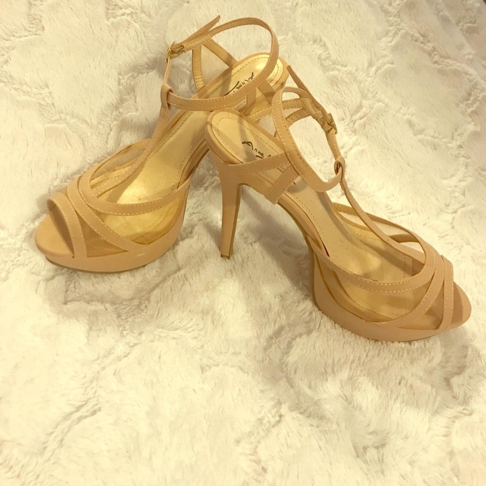 Gorgeous nude 5" heels