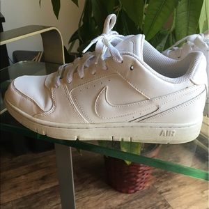 White Nike Air Size 7.5