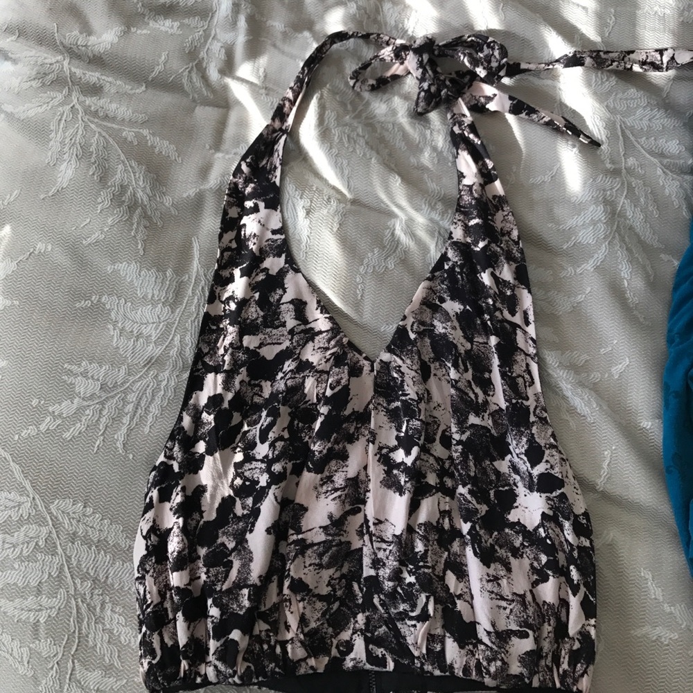 Cropped Kendall+Kylie Halter