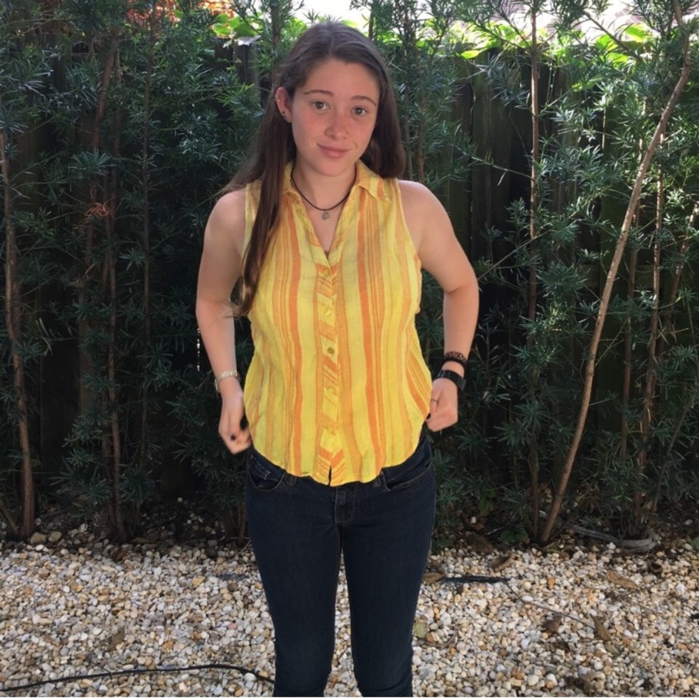 Button down sleeveless top!! 🤗💥