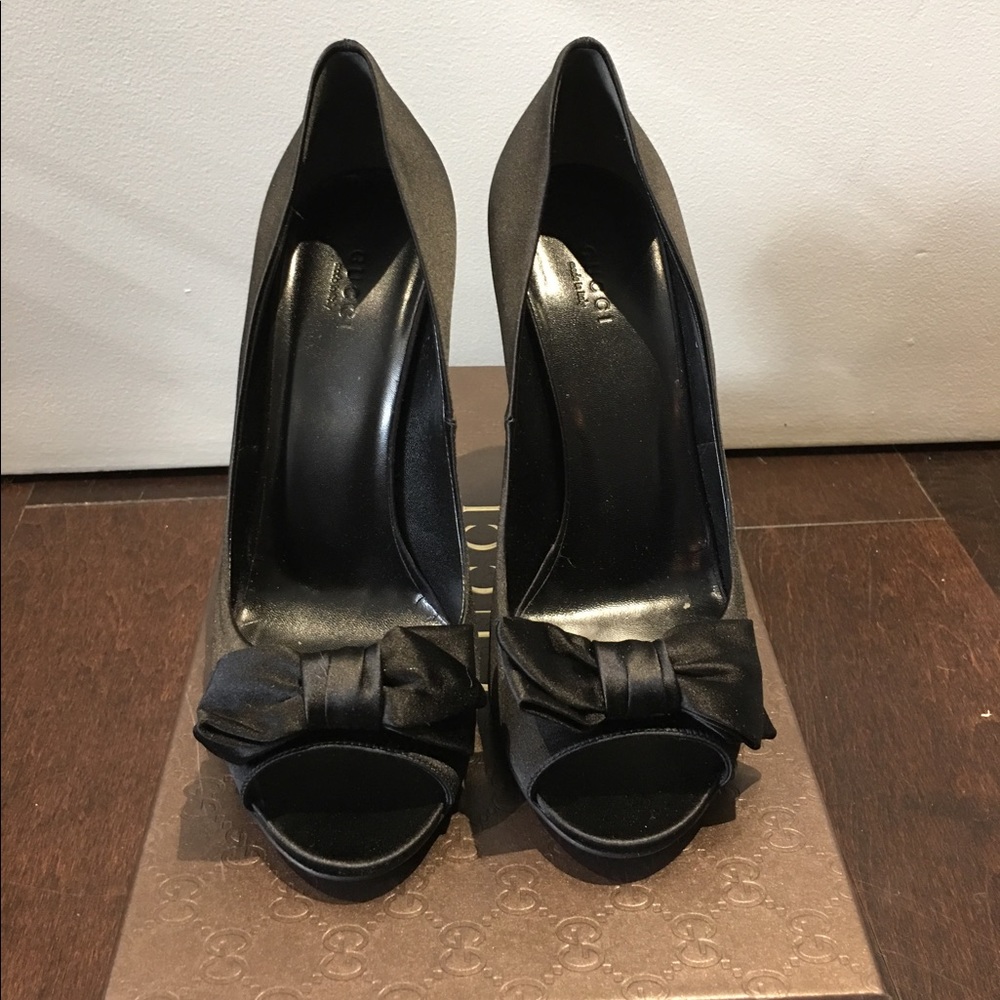 Authentic Black Gucci Satin Heels, Size 40.