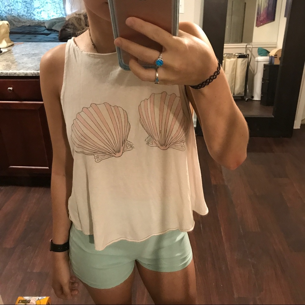 Wild fox seashells tank top