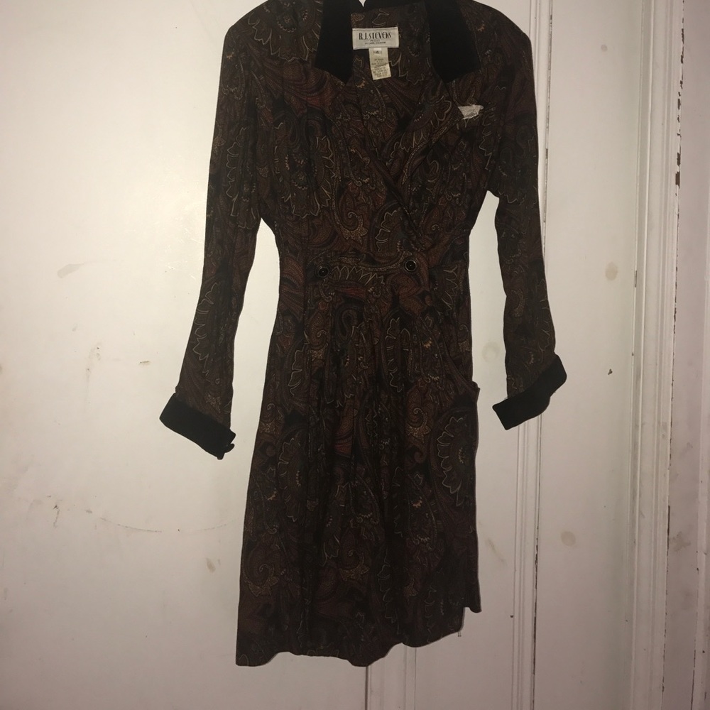 Cute woman's romper with pockets and velvet collar