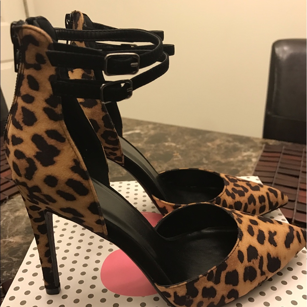 Leopard shoe brand new size 6