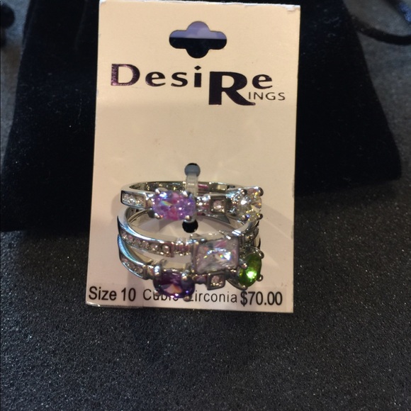 NWT DesiRe Rings  3 Stone Band Ring Size 10 - Picture 2 of 3