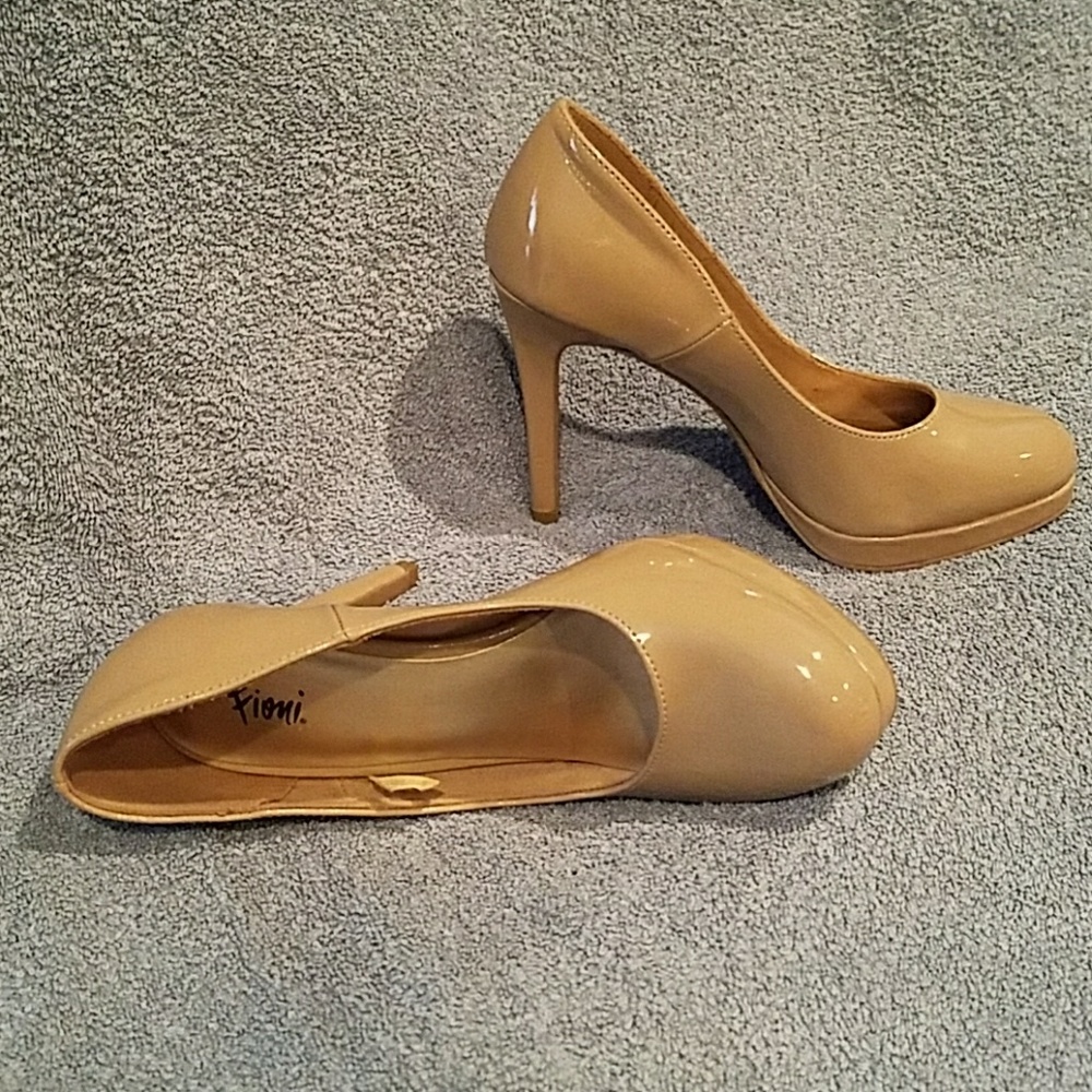 NWOT - Fioni Khaki Pumps