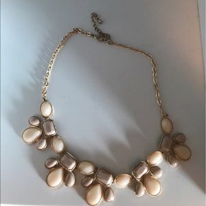 Two statement necklaces with ajustable lengths.