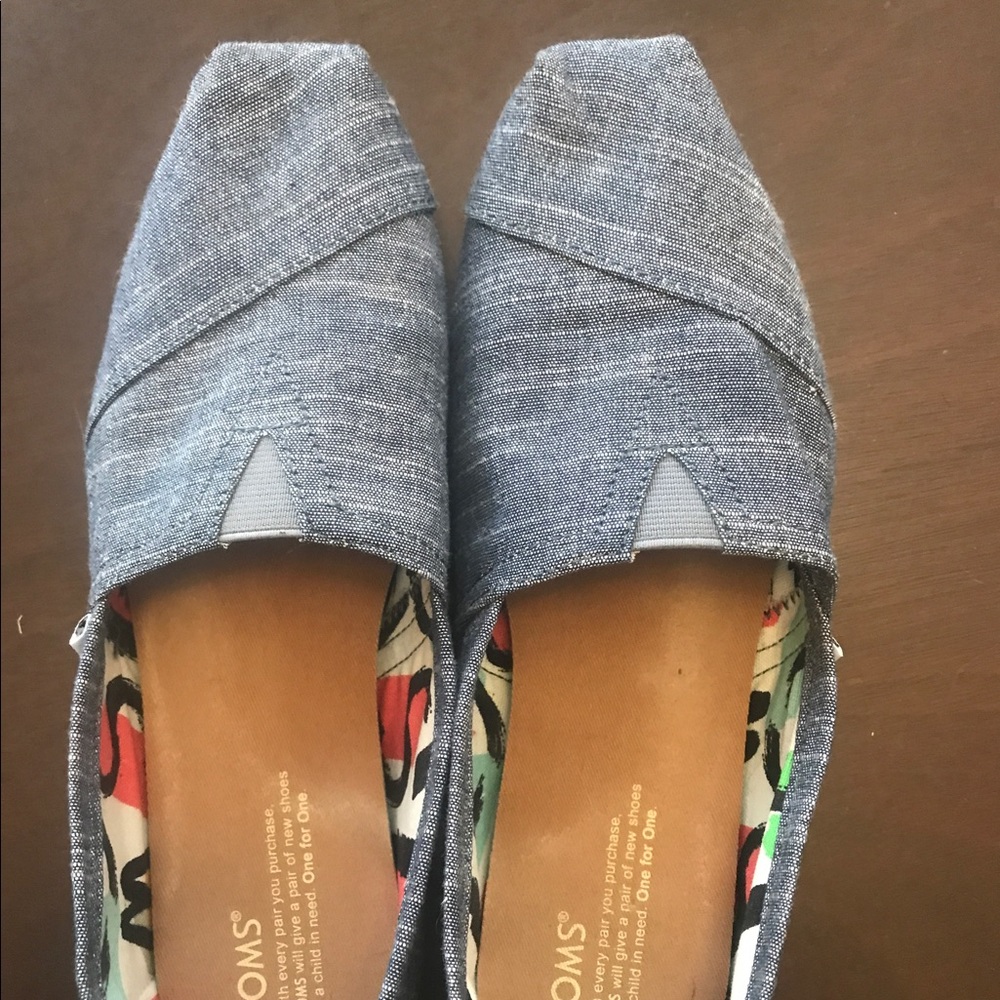 EUC sz9 women's TOMS. Worn 1x. Too small. No box.